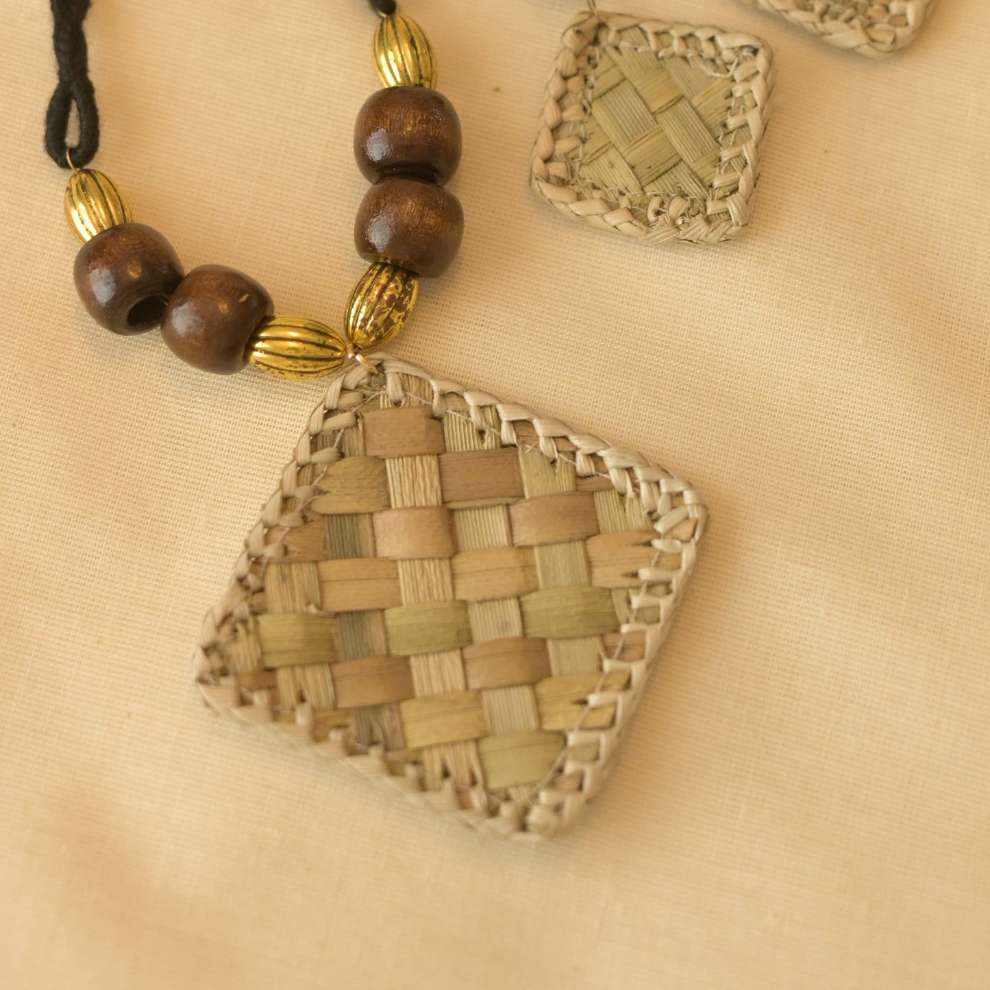 Thazhampoo necklace with diamond Pendant Set -black and natural