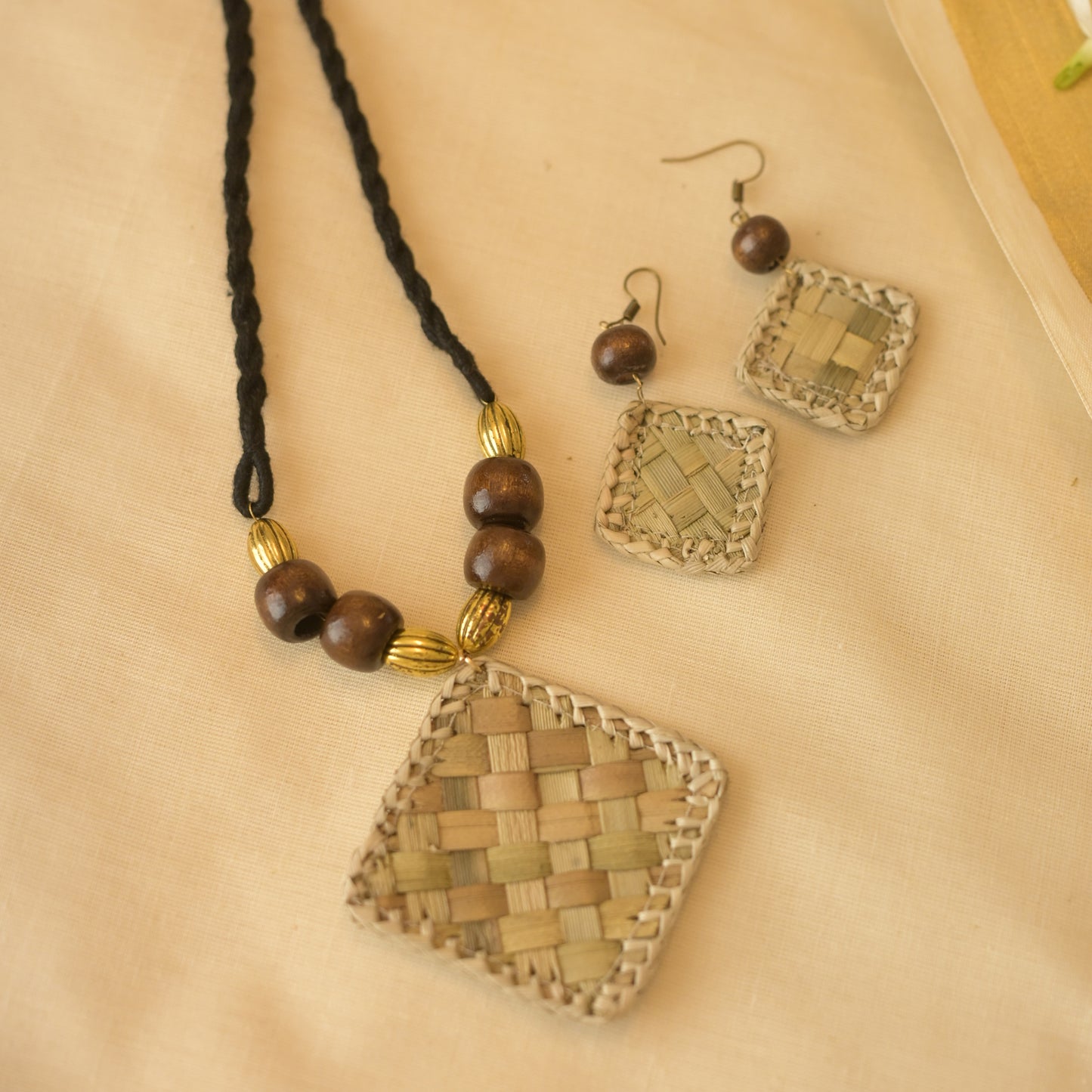 Thazhampoo necklace with diamond Pendant Set -black and natural