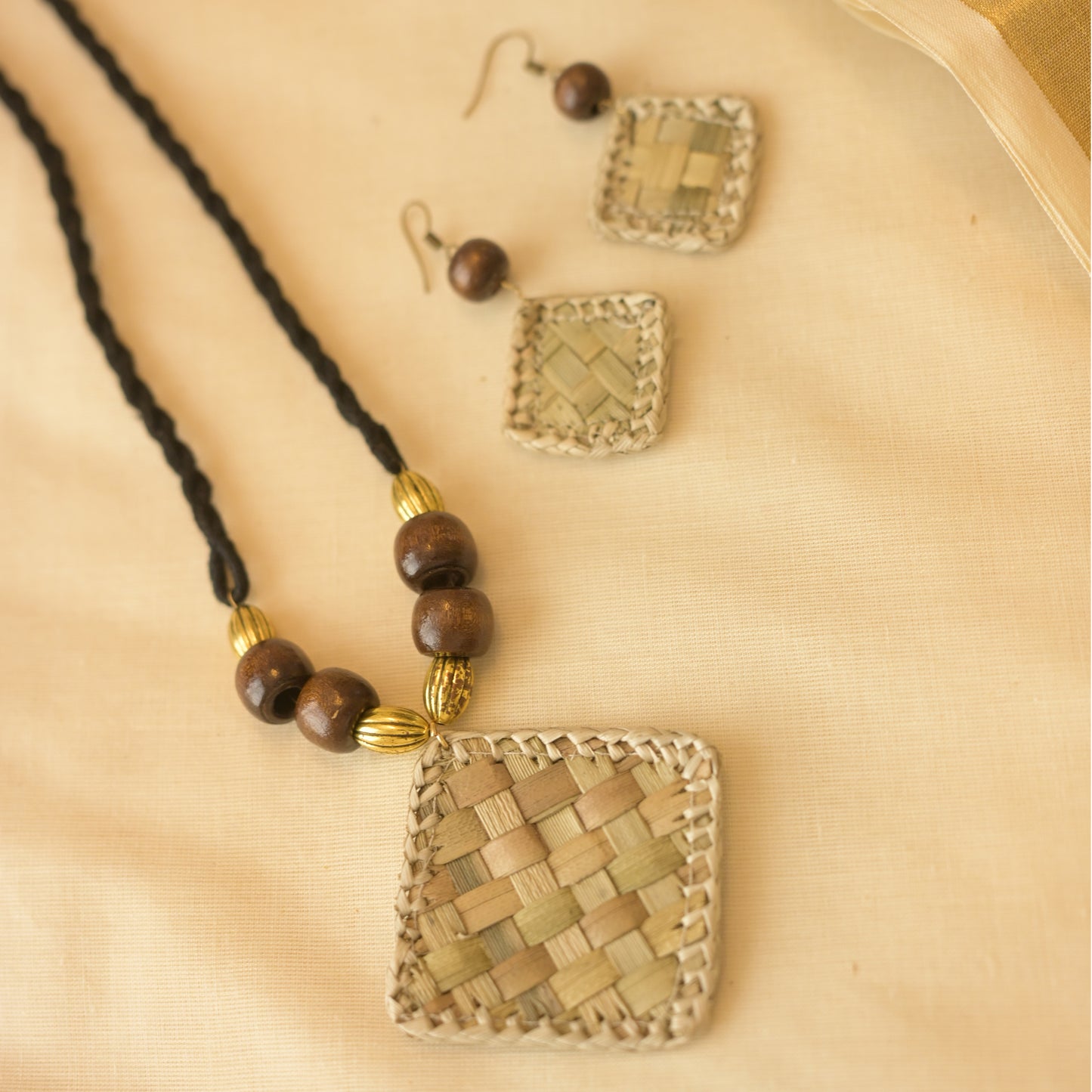 Thazhampoo necklace with diamond Pendant Set -black and natural