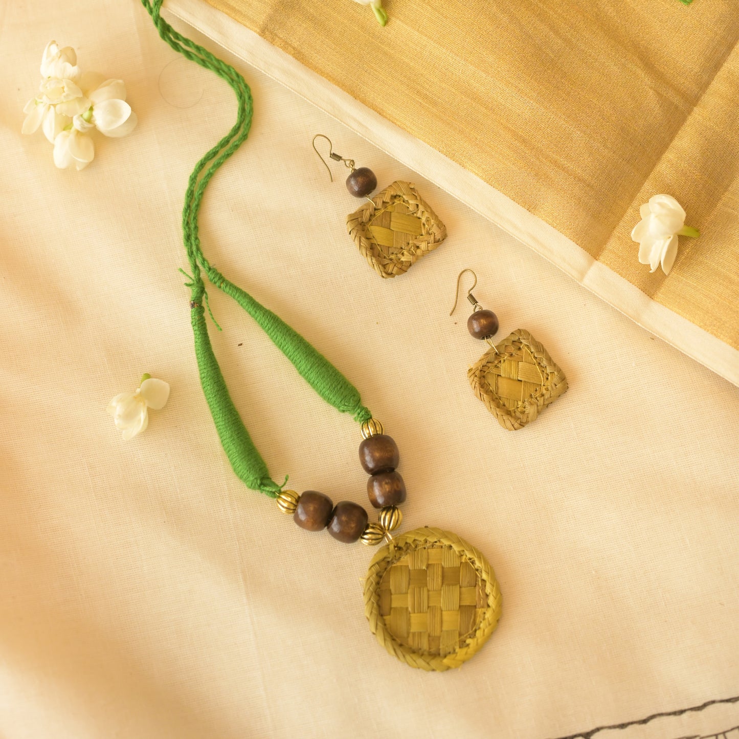 Thazhampoo necklace with round Pendant Set -yellow and light green