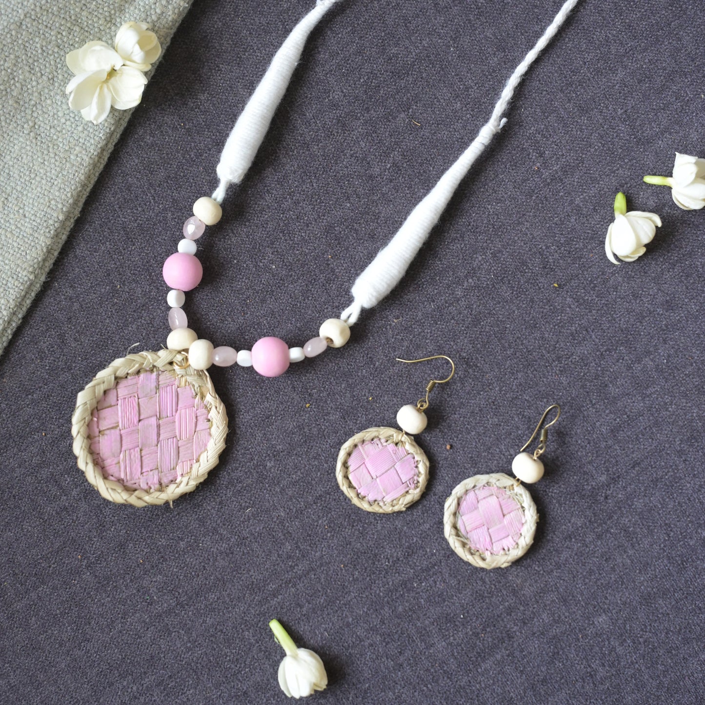 Thazhampoo necklace with round Pendant Set -baby pink and white