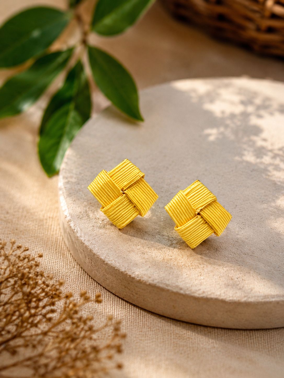 Square stud Yellow